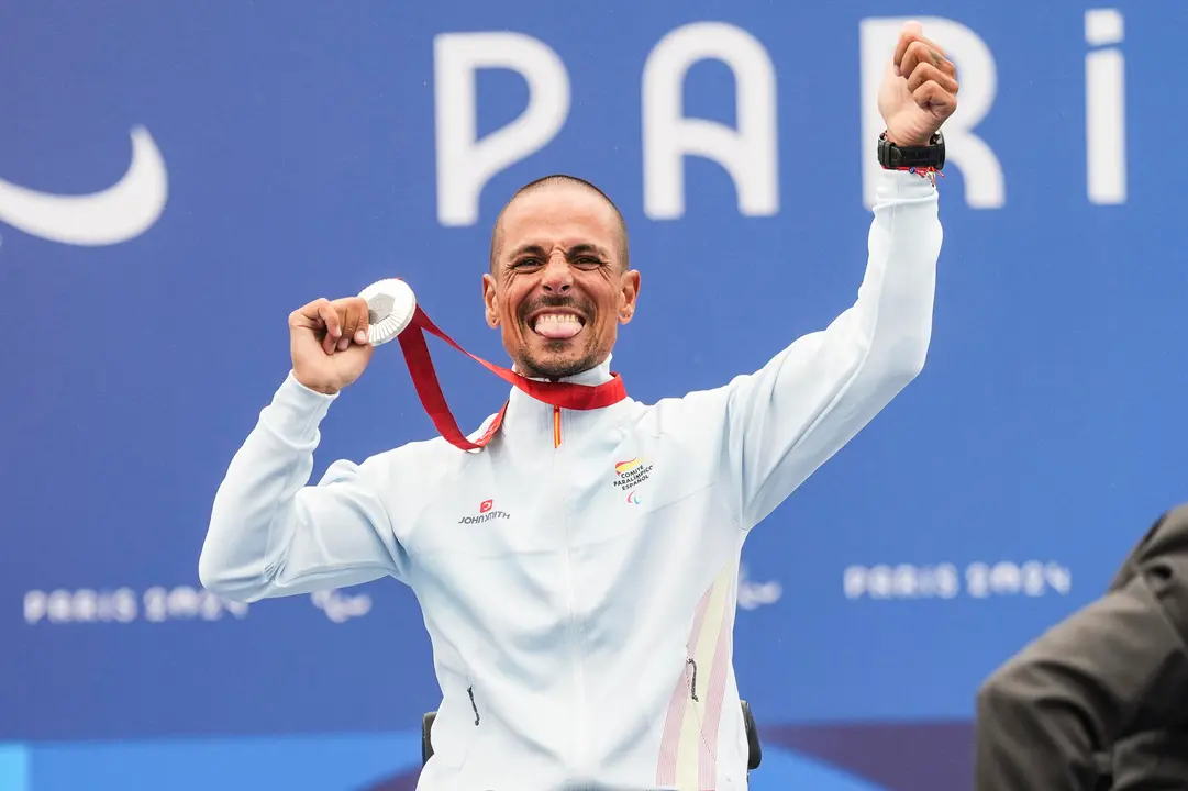 El deportista espa&ntilde;ol Sergio Garrote posa en el podio despu&eacute;s de conseguir la medalla de plata en la carrera de ciclismo en ruta H2 Clichy-Sous-Bois de los Juegos Paral&iacute;mpicos de Par&iacute;s este jueves. EFE/ David Ramirez/CPE /  ***SOLO USO EDITORIAL/SOLO DISPONIBLE PARA ILUSTRAR LA NOTICIA QUE ACOMPA&Ntilde;A (CR&Eacute;DITO OBLIGATORIO)***