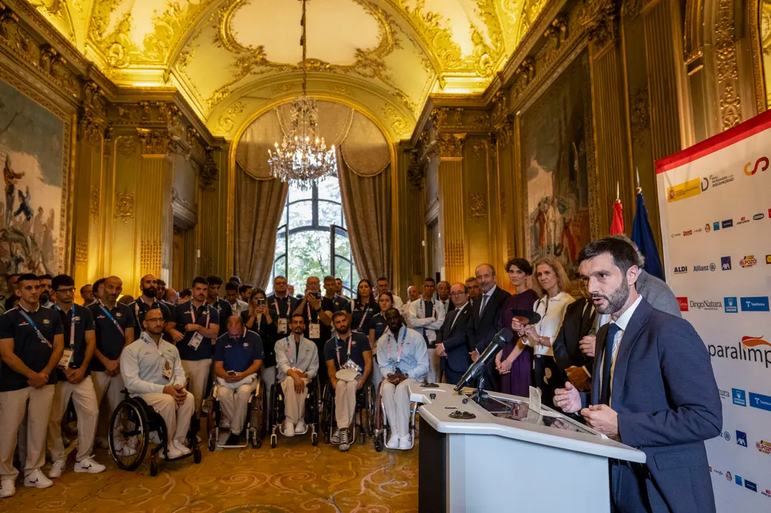 El ministro de Derechos Sociales, Consumo y Agenda 2030, Pablo Bustinduy, durante la recepci&oacute;n a los deportistas paral&iacute;mpicos participantes en los Juegos Paral&iacute;mpicos de Par&iacute;s que se ha celebrado hoy s&aacute;bado en la embajada espa&ntilde;ola de la capital francesa. EFE/Javier Etxezarreta.