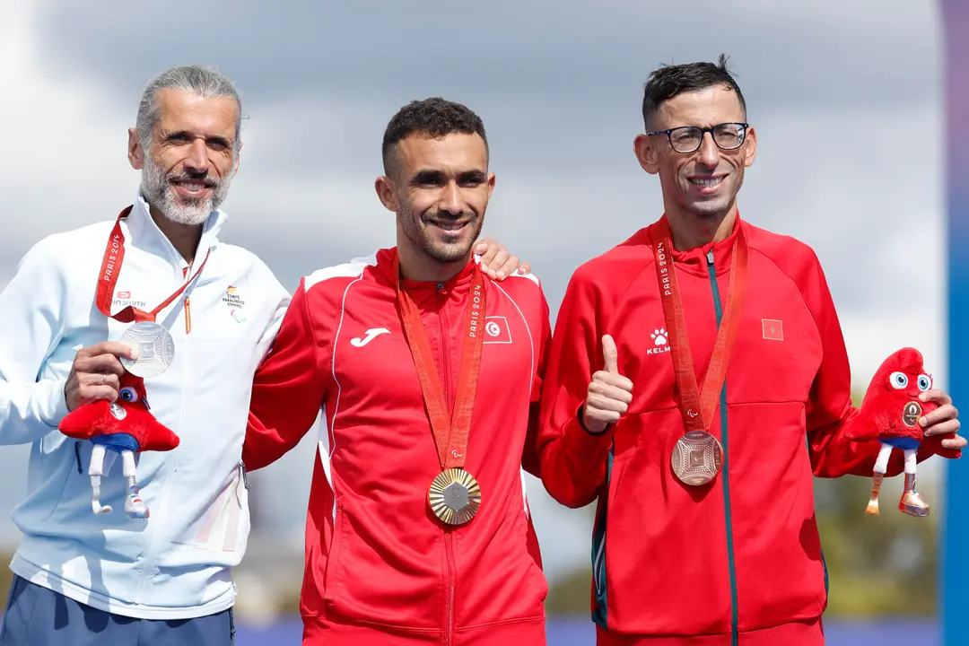 El atleta espa&ntilde;ol Alberto Su&aacute;rez (i), medalla de plata en la final de la marat&oacute;n T12 masculino este domingo en los Juegos Paral&iacute;mpicos de Par&iacute;s 2024. En el centro, el tunecino Wajdi Boukhili (oro), y a la derecha  el marroqu&iacute; Amon El Chentouf  (bronce) EFE/ Javier Etxezarreta