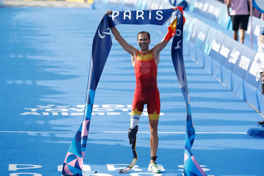 El triatleta espa&ntilde;ol Daniel Molina tras ganar la medalla de oro en la prueba de triatl&oacute;n de los Juegos Paral&iacute;mpicos de Par&iacute;s 2024, disputada este lunes en la capital francesa. EFE/Javier Etxezarreta