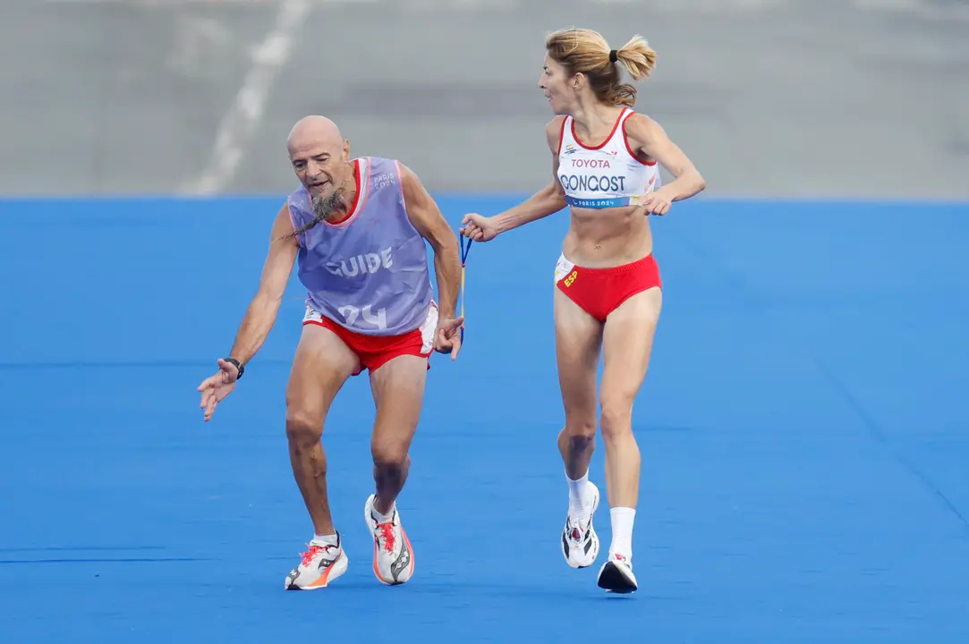 La atleta espa&ntilde;ola Elena Congost, competidora de la marat&oacute;n T12 femenino, ayuda a su gu&iacute;a, que llega exhausto a la l&iacute;nea de meta, en los Juegos Paral&iacute;mpicos de Par&iacute;s 2024, en una foto de archivo. EFE/ Javier Etxezarreta