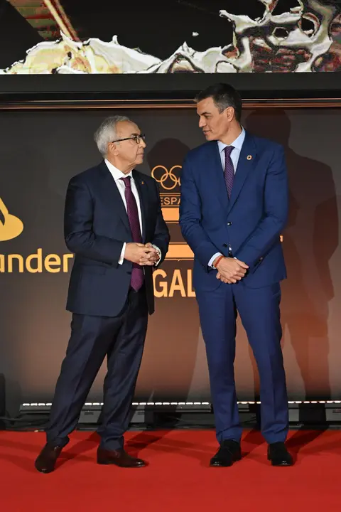 El presidente del Gobierno, Pedro S&aacute;nchez (d), participa junto al Presidente del Comit&eacute; Ol&iacute;mpico Espa&ntilde;ol, Alejandro Blanco (i) este mi&eacute;rcoles en la XIX Gala del COE, en la que se reconocer&aacute; a medallistas ol&iacute;mpicos en los Juegos de Par&iacute;s 2024, a quienes se les entregar&aacute; la medalla del COE. EFE/ Fernando Villar