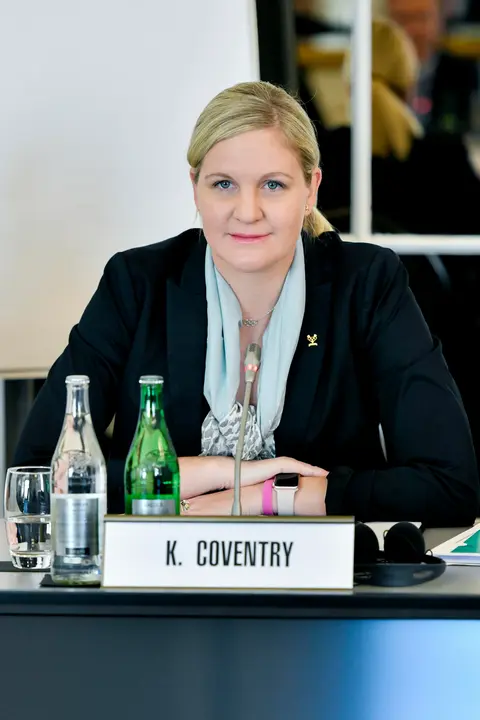 GRAF9764. HARARE, 19/02/2025.- La exnadadora y actual ministra de Deportes de Zimbabue, Kirsty Coventry, candidata a la presidencia del Comit&eacute; Ol&iacute;mpico Internacional (COI), reivindica en una entrevista con EFE que su experiencia como campeona ol&iacute;mpica hace de ella la mejor aspirante para liderar el principal organismo deportivo mundial. "Es importante que el presidente del COI haya sido un atleta de alto rendimiento que entiende los deportes", afirma Coventry a EFE en Harare, la capital zimbabuense.- IOC/Greg Martin/ Christophe Moratal***SOLO USO EDITORIAL/SOLO DISPONIBLE PARA ILUSTRAR LA NOTICIA QUE ACOMPA&Ntilde;A (CR&Eacute;DITO OBLIGATORIO)***