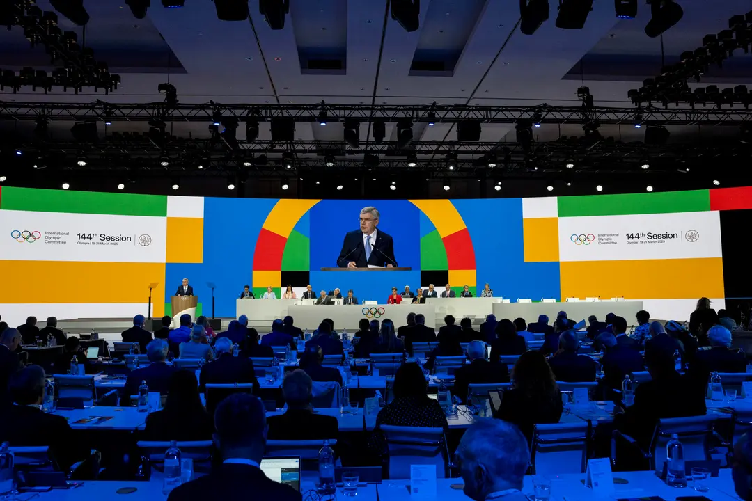 El presidente del Comit&eacute; Ol&iacute;mpico Internacional (COI), el alem&aacute;n Thomas Bach, interviene en la 144 Sesi&oacute;n del COI que ha comenzdo este mi&eacute;rcoles en Costa Navarino (Grecia) con todos los asamble&iacute;stas pendientes de la elecci&oacute;n presidencial de este jueves. EFE/ IOC/GREG MARTIN/SOLO USO EDITORIAL/