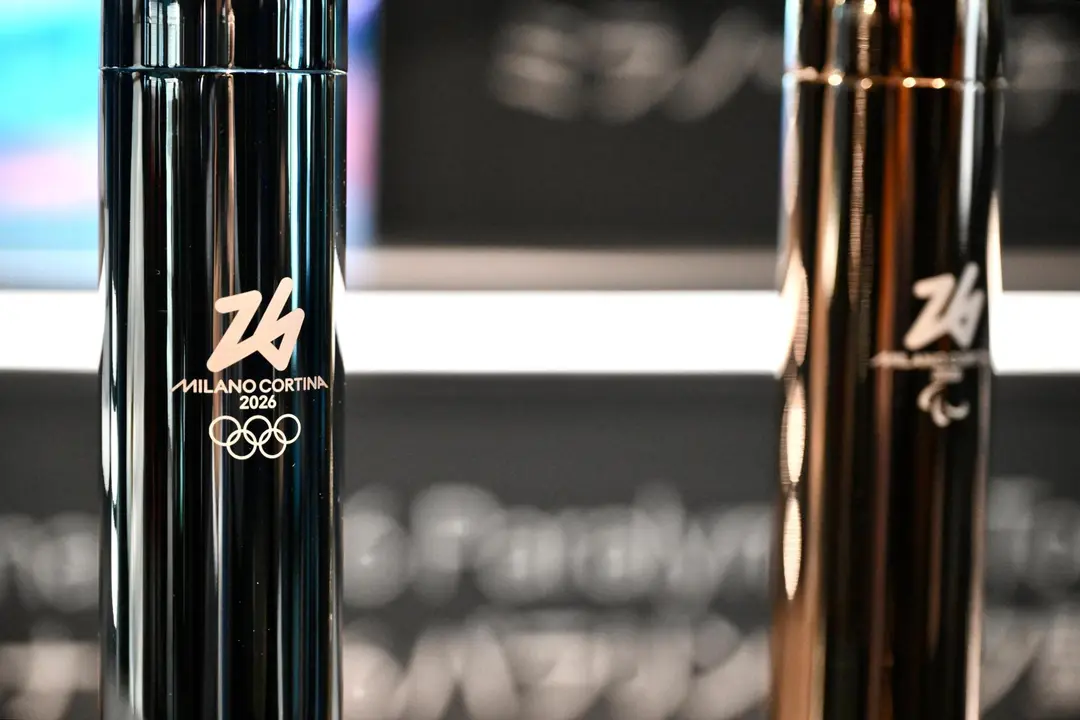 La organizaci&oacute;n de los Juegos Ol&iacute;mpicos y Paral&iacute;mpicos de Invierno Mil&aacute;n-Cortina 2026 present&oacute; este lunes de forma simult&aacute;nea en Osaka y Milan sus dos nuevas antorchas sostenibles, fabricadas con materiales reciclados y un sistema que permite recargarlas 10 veces, lo que reduce el n&uacute;mero de cambios necesarios durante los relevo. EFE/ALESSANDRO DI MEO