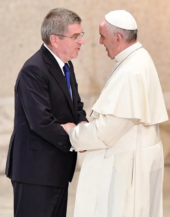 Foto de archivo (5-10-2016) del papa Francisco junto al presidente del presidente del Comit&eacute; Ol&iacute;mpico Internacional, Thomas Bach. EFE/Ettore Ferrari