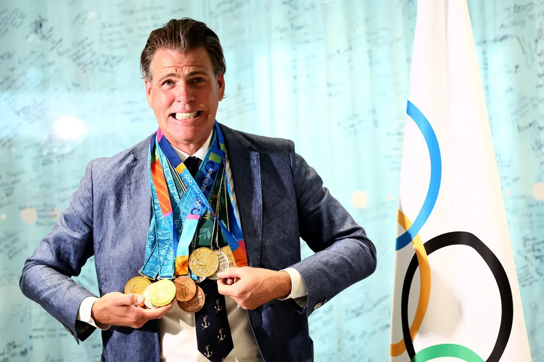 El nadador estadounidense Gary Hall Jr. posa con la r&eacute;plica de las medallas ol&iacute;mpicas que el presidente del COI, Thomas Bach, le entreg&oacute; despu&eacute;s de perder las originales durante los incendios forestales en Los &Aacute;ngeles que destruyeron su casa a principios de este a&ntilde;o, durante una ceremonia en la Casa Ol&iacute;mpica de Lausana, Suiza, 05 de mayo de 2025. (Suiza) EFE/EPA/Denis Balibouse / POOL POOL, USO EDITORIAL SOLAMENTE