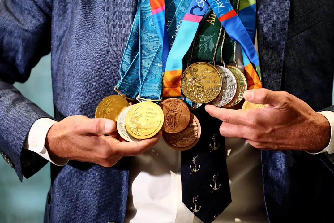 El nadador estadounidense Gary Hall Jr. luciendo las r&eacute;plicas de las medallas ol&iacute;mpicas que el presidente del COI, Thomas Bach, le entreg&oacute; despu&eacute;s de que perdiera las originales durante los incendios forestales en Los &Aacute;ngeles que destruyeron su casa a principios de este a&ntilde;o, durante una ceremonia en la Casa Ol&iacute;mpica de Lausana, Suiza, 05 de mayo de 2025. (Suiza) EFE/EPA/Denis Balibouse / POOL POOL, USO EDITORIAL SOLAMENTE
