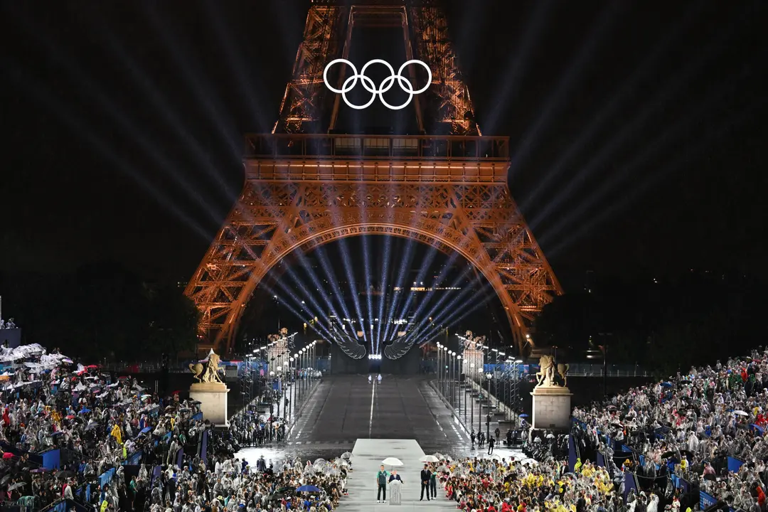 Vista de los aros ol&iacute;mpicos en la Torre Eiffel durante el discurso del presidente del COI, Thomas Bach, durante la ceremonia de inauguraci&oacute;n de los Juegos Ol&iacute;mpicos de Par&iacute;s 2024. EFE/Joel Marklund POOL