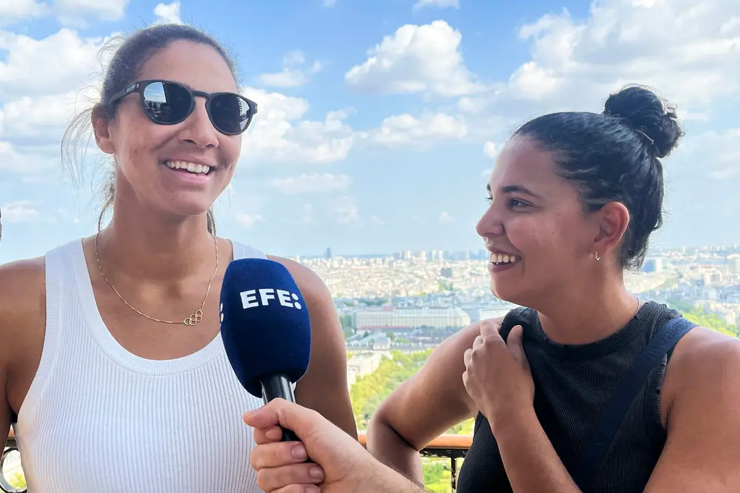 Las campeonas ol&iacute;mpicas de voley playa, Ana Patricia Silva Ramos (I) y Eduarda 'Duda' Santos, campeonas ol&iacute;mpicas con Brasil en 2024, atienden hoy viernes a la Agencia Efe en su visita a la Torre Eiffel para rememorar un a&ntilde;o despu&eacute;s su triunfo en la capital francesa. EFE / Val Torres.