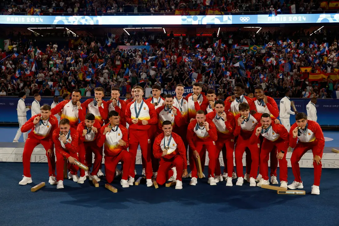 Los jugadores espa&ntilde;oles posan con la medalla de oro conseguida en la final de f&uacute;tbol masculino de los Juegos Ol&iacute;mpicos de Par&iacute;s 2024, en una foto de archivo. EFE/ Juanjo Martin