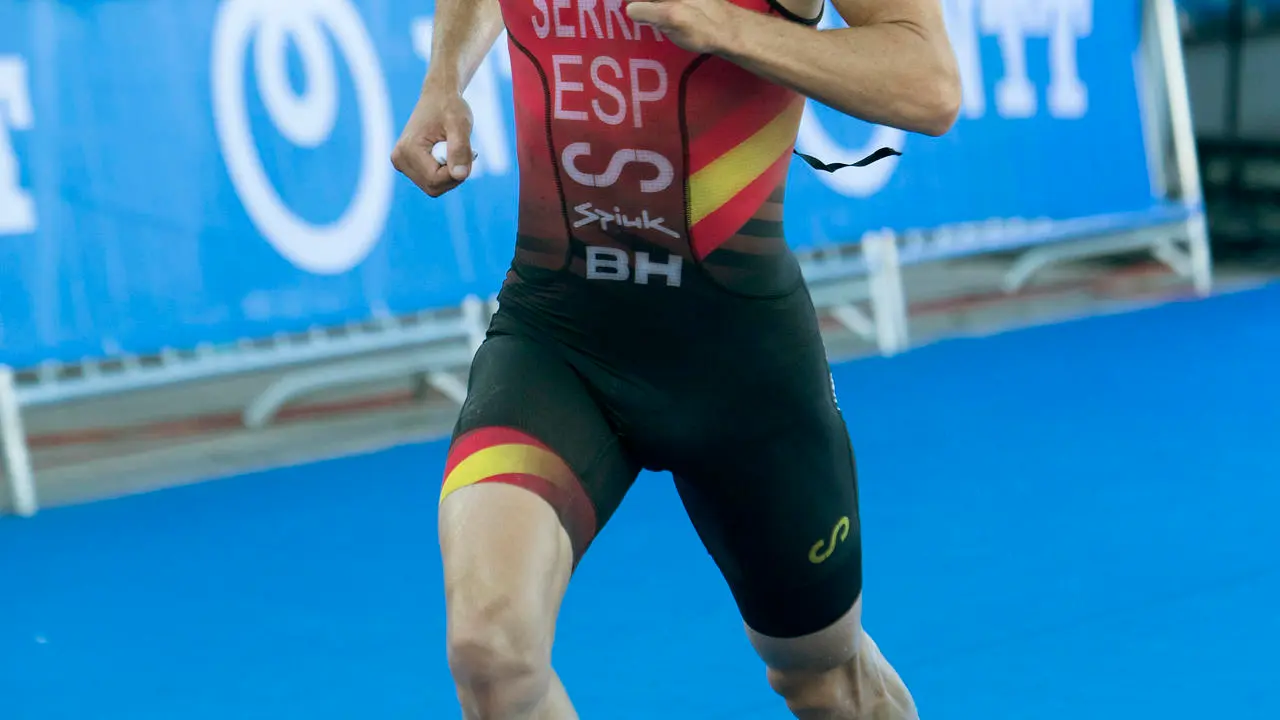 El espa&ntilde;ol Antonio Serrat, en una imagen de archivo, durante la prueba de la Copa del Mundo de Triatl&oacute;n disputada el a&ntilde;o pasado en Pontevedra. EFE/ Salvador Sas