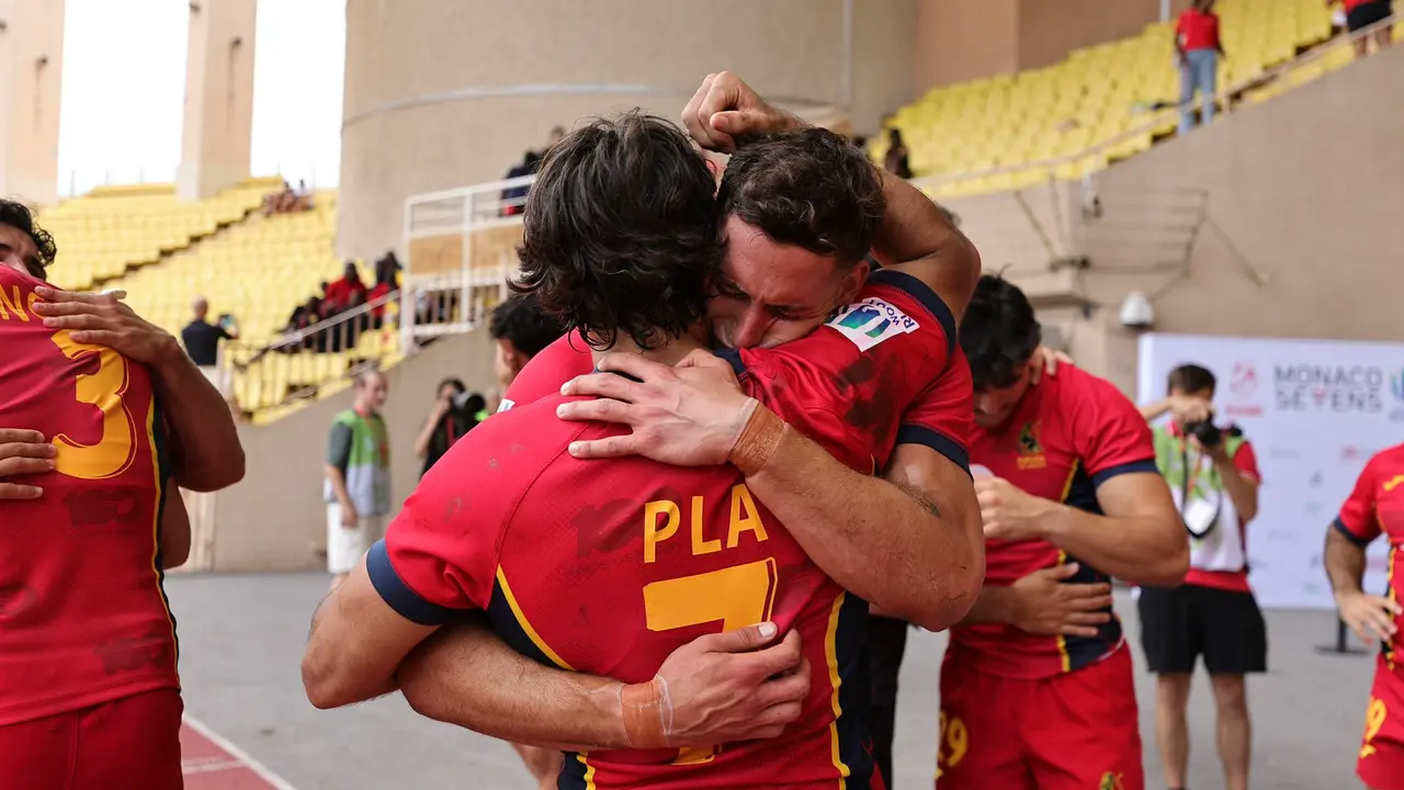 Los jugadores de la selecci&oacute;n espa&ntilde;ola de rugby 7 Pol Pla y Tobi Sanz se lamentan despu&eacute;s de su derrota ante Gran Breta&ntilde;a, este domingo en Fontvieille (M&oacute;naco). La selecci&oacute;n no participar&aacute; en los Juegos de Par&iacute;s 2024 debido a su derrota en la semifinal del torneo de repesca intercontinental. EFE/ Mike Lee / World Rugby