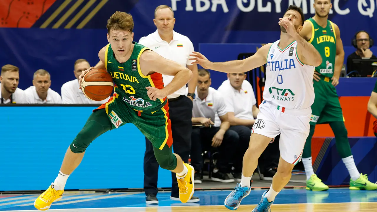 Marco Spissu (d) de Italia disputa el bal&oacute;n con Rokas Jokubaitis de Lituania, durante el Torneo de Clasificaci&oacute;n Ol&iacute;mpica FIBA, este s&aacute;bado en el Coliseo Jos&eacute; Miguel Agrelot, en San Juan (Puerto Rico). EFE/ Thais Llorca