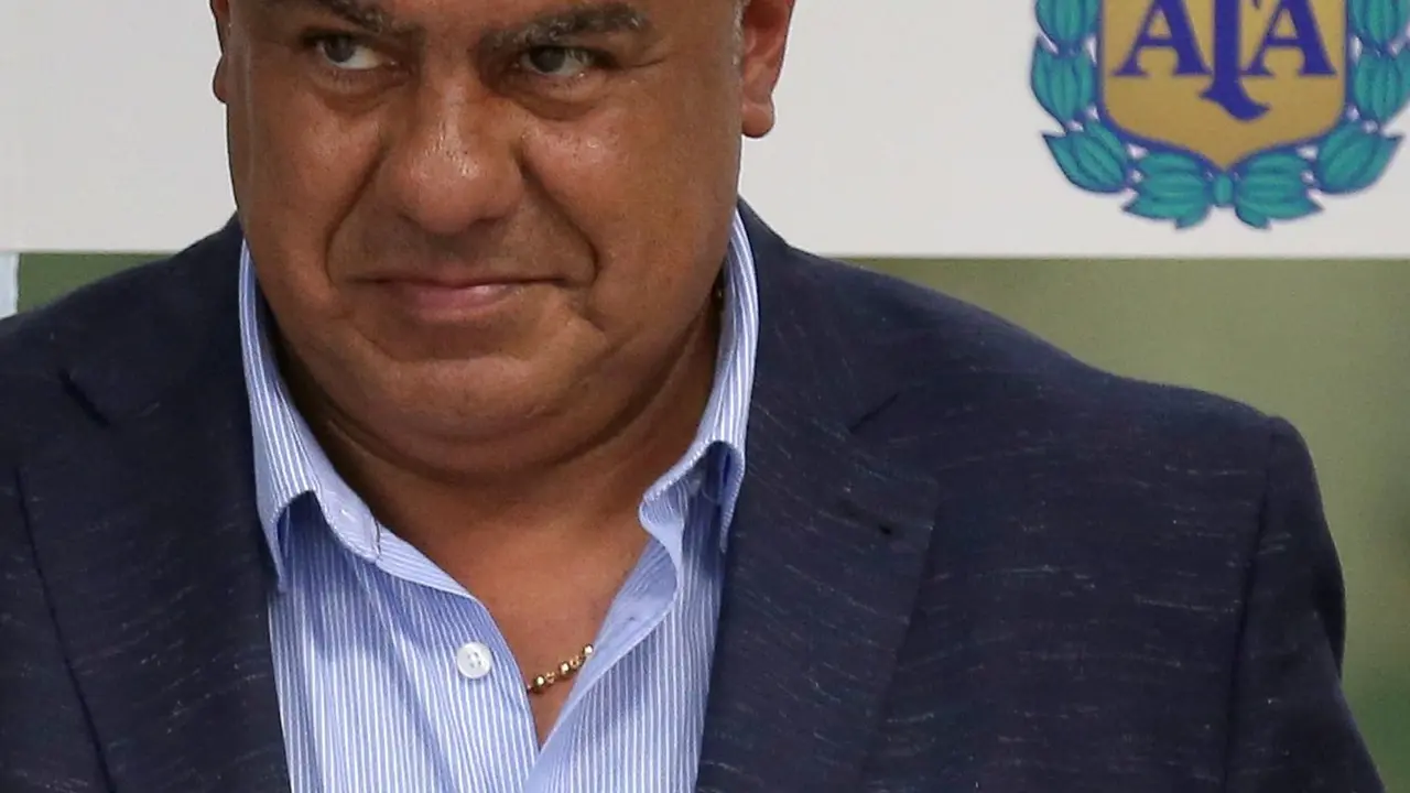 Fotograf&iacute;a de archivo del presidente de la Asociaci&oacute;n del F&uacute;tbol Argentino (AFA), Claudio Tapia, quien este mi&eacute;rcoles elev&oacute; un reclamo ante la FIFA por los hechos que rodearon el accidentado debut de la selecci&oacute;n sub-23 en los Juegos Ol&iacute;mpicos de Par&iacute;s. EFE/Juan Ignacio Roncoroni