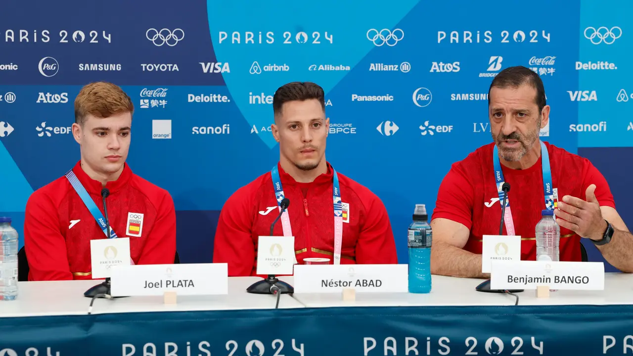 Los integrantes del equipo masculino ol&iacute;mpico espa&ntilde;ol de gimnasia art&iacute;stica Joel Plata (i) y N&eacute;stor Abad (c) y el seleccionador Benjam&iacute;n Bango (d) ofrecen una rueda de prensa convocada por el equipo de cara a su participaci&oacute;n en los Juegos Ol&iacute;mpicos de Par&iacute;s 2024, en la capital francesa. EFE/ Chema Moya
