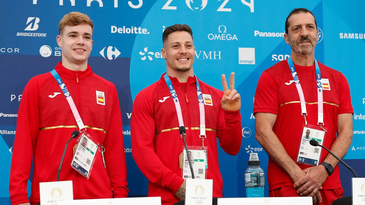 Los integrantes del equipo masculino ol&iacute;mpico espa&ntilde;ol de gimnasia art&iacute;stica Joel Plata (i) y N&eacute;stor Abad (c) y el seleccionador Benjam&iacute;n Bango (d) ofrecen una rueda de prensa convocada por el equipo de cara a su participaci&oacute;n en los Juegos Ol&iacute;mpicos de Par&iacute;s 2024, este jueves, en la capital francesa. EFE/ Chema Moya