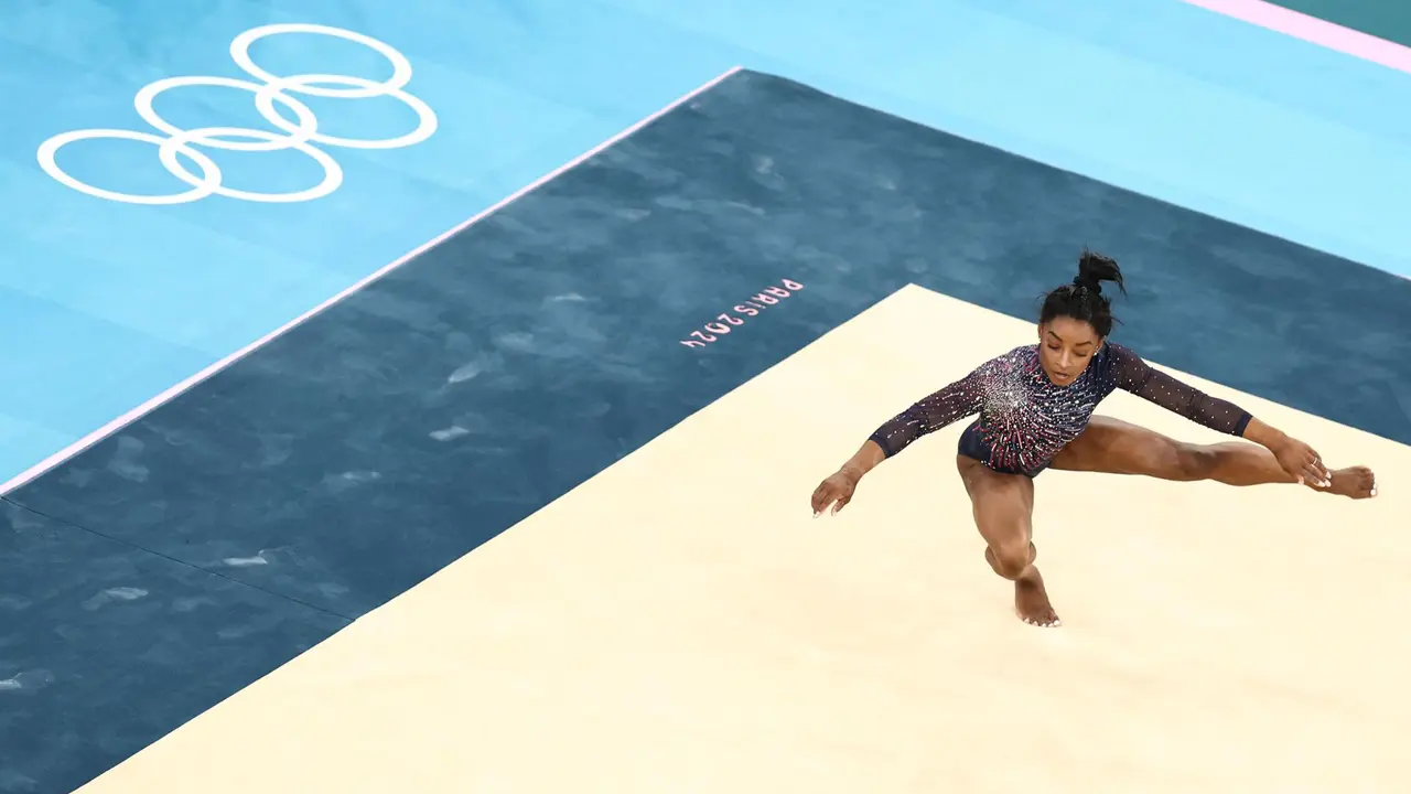 La estadounidense Simone Biles practica su rutina en el ejercicio de suelo antes de los Juegos Ol&iacute;mpicos de Par&iacute;s 2024 en el Bercy Arena de Par&iacute;s. EFE/EPA/ANNA SZILAGYI