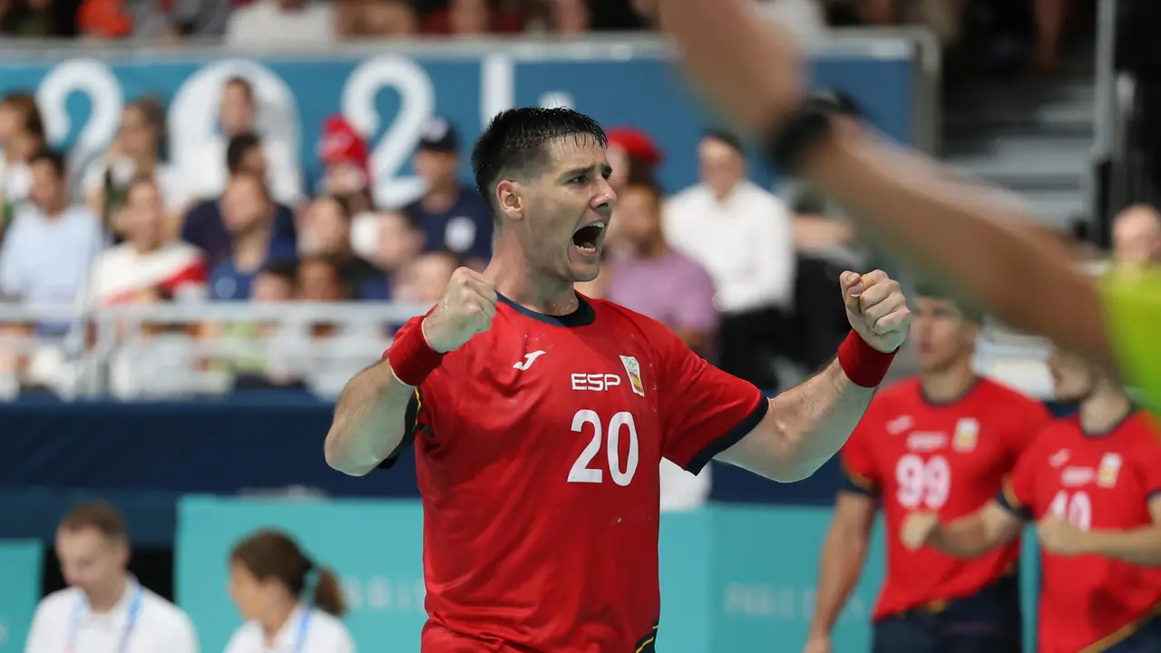 El espa&ntilde;ol Abel Serdio celebra con sus compa&ntilde;eros de la selecci&oacute;n espa&ntilde;ola de balonmano al finalizar el partido de balonmano entre Espa&ntilde;a y Eslovenia en la fase preliminar de los Juegos Ol&iacute;mpicos Par&iacute;s 2024, en Par&iacute;s, Francia. EFE/ Miguel Guti&eacute;rrez