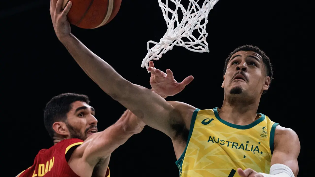 Santi Aldama, ala-p&iacute;vot de la selecci&oacute;n espa&ntilde;ola de baloncesto, en Villeneuve-d'Ascq (Lille). EFE/EPA/ALEX PLAVEVSKI