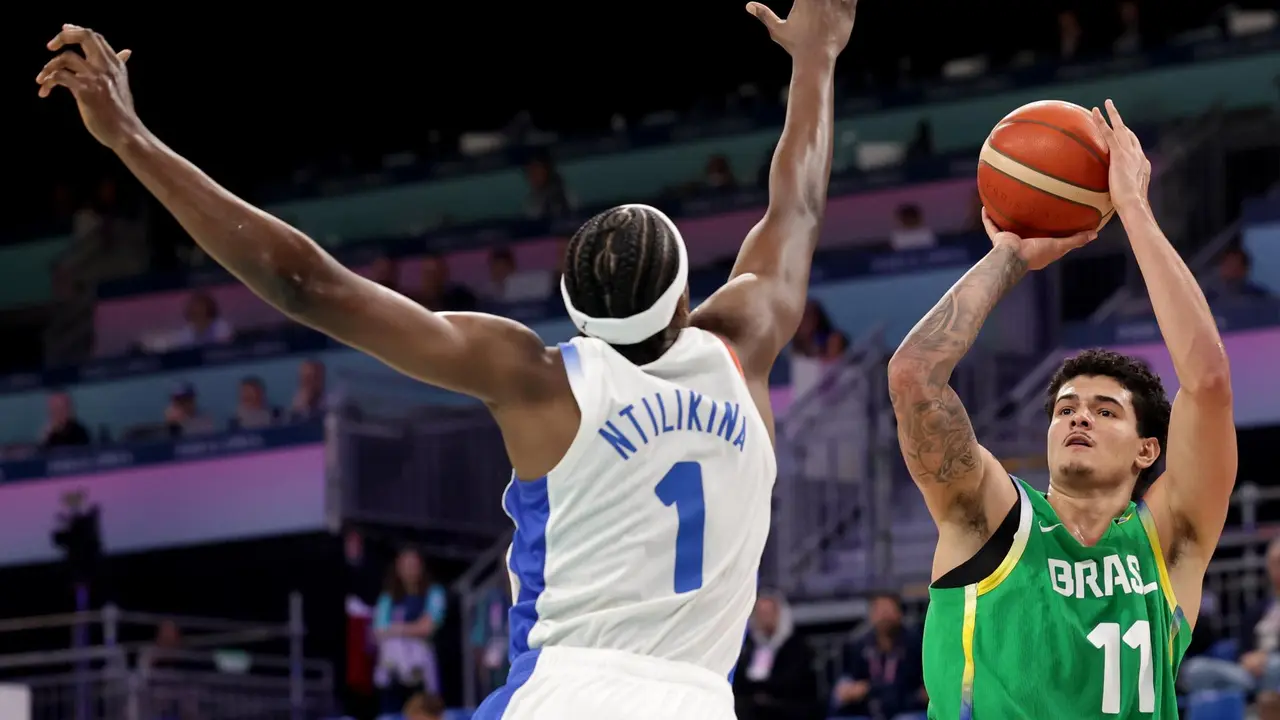 El brasile&ntilde;o Gui Santos (d) trata e lanzar pesar a la defensa del franc&eacute;s Frank Ntilikina en el debut de Francia y Brasil en el Pierre Mauroy Stadium en Villeneuve-d'Ascq, Francia. EFE/EPA/ALEX PLAVEVSKI