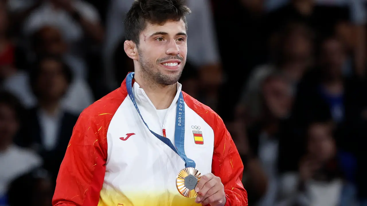 El judoca espa&ntilde;ol Francisco Garrigos con la medalla de bronce al finalizar los combates de Judo -60 kg Masculino, durante los Juegos Ol&iacute;mpicos de Par&iacute;s 2024 este s&aacute;bado, en la capital francesa. EFE/ Chema Moya
