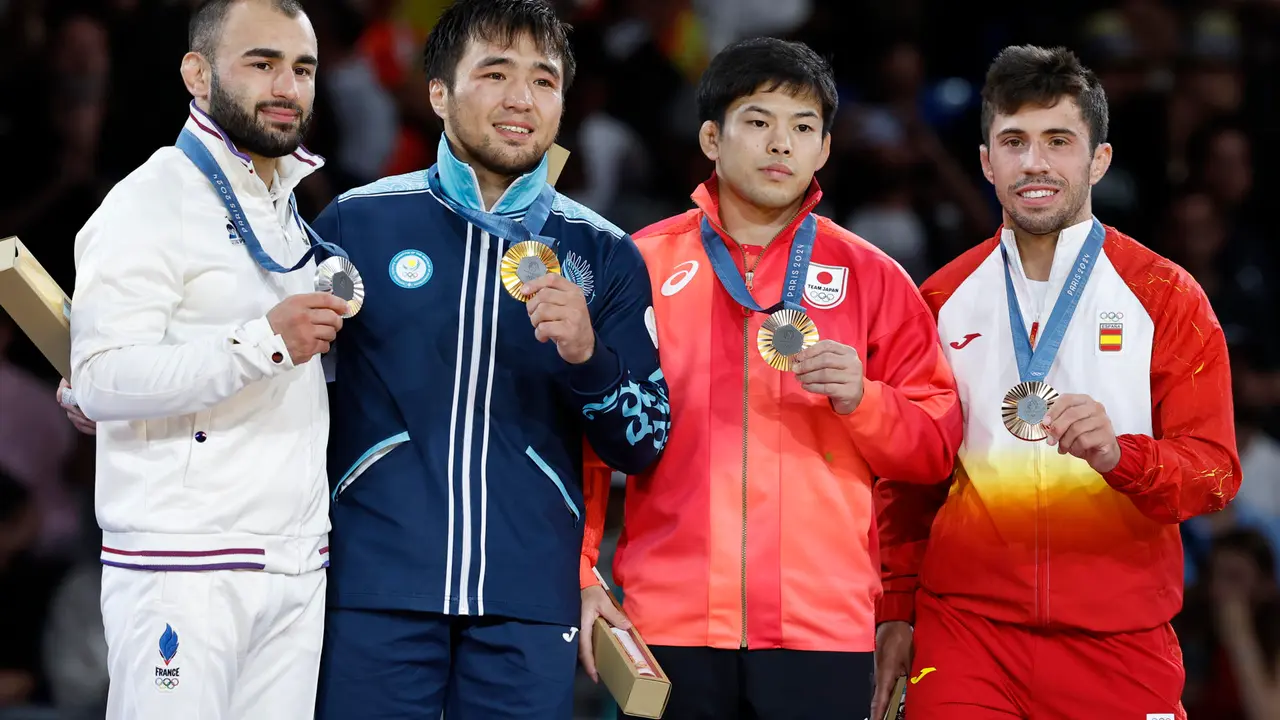Los judocas ganadores de medalla en la disciplina de Judo -60 kg Masculino, el kazajo Yeldos Smetvov (2i) medalla de oro, el franc&eacute;s Luka Mkheidze (i) medalla de plata, y el espa&ntilde;ol Francisco Garrigos (d) y el japon&eacute;s Ryuju Nagayama con medallas de bronce, durante los Juegos Ol&iacute;mpicos de Par&iacute;s 2024 este s&aacute;bado, en la capital francesa. EFE/ Chema Moya