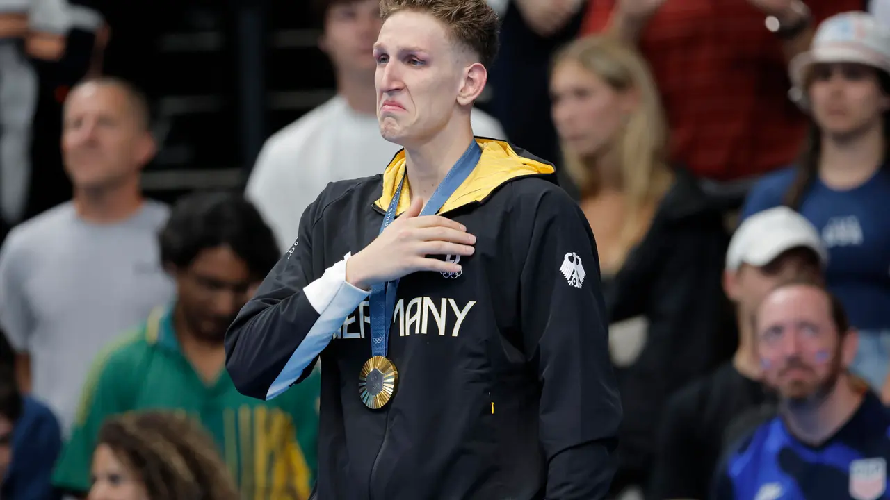 El nadador alem&aacute;n Lukas Maertens con la medalla de oro tras la final de 400m Estilo Libre Masculino de los Juegos Ol&iacute;mpicos Par&iacute;s 2024, este s&aacute;bado, en Par&iacute;s, Francia. EFE/Lavandeira Jr.