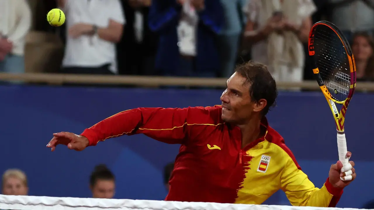 Rafael Nadal celebra la victoria en el partido de dobles frente a los argentinos M&aacute;ximo Gonz&aacute;lez y Andr&eacute;s Molteni, correspondiente a la primera ronda de dobles masculino de tenis de los Juegos Ol&iacute;mpicos de Par&iacute;s 2024 en la pista Phillipe Chatrier de Par&iacute;s.EFE/EPA/DIVYAKANT SOLANKI