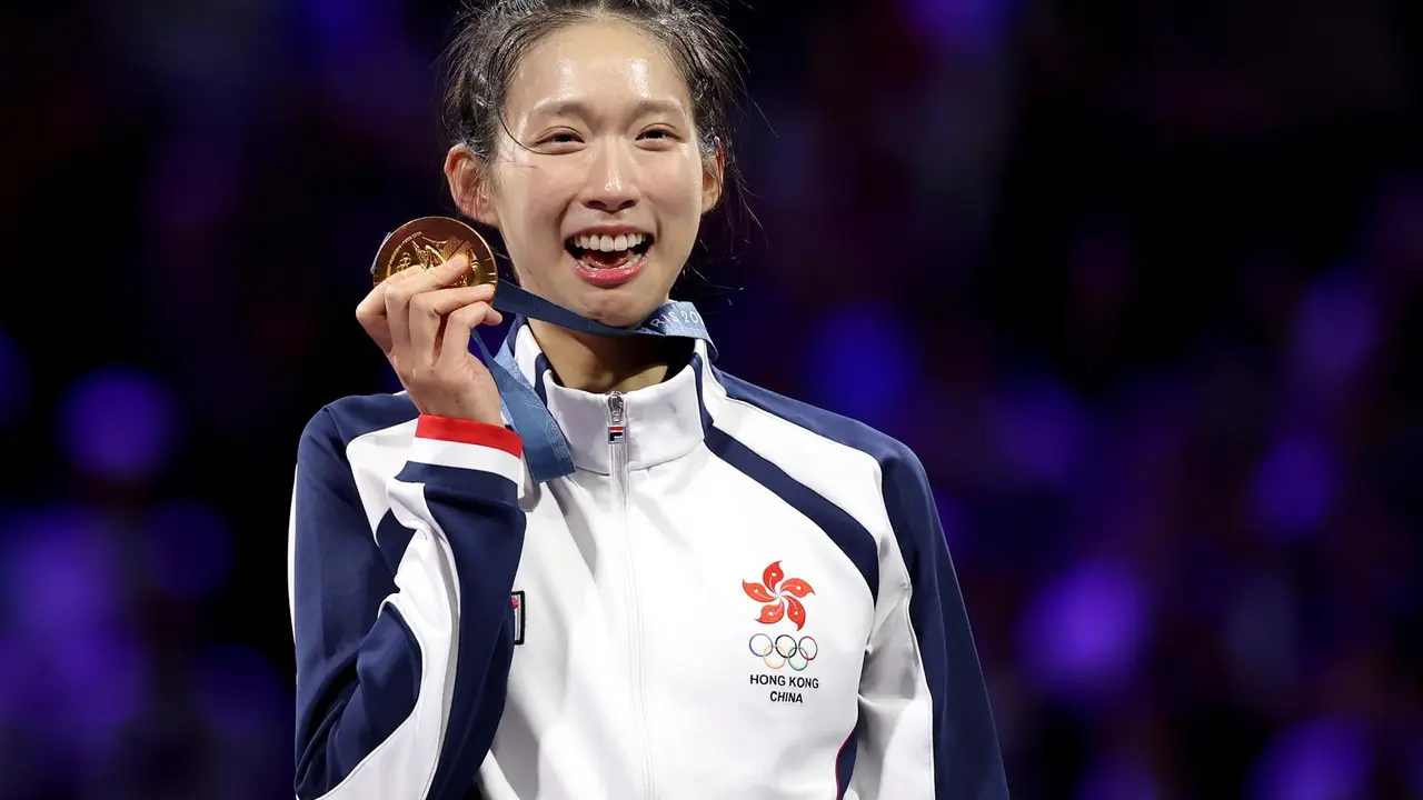 La mdallista de orot Vivian Man Wai of Hong Kong posa con la medalla en el Grand Palais en Paris, Francia. EFE/EPA/RITCHIE B. TONGO