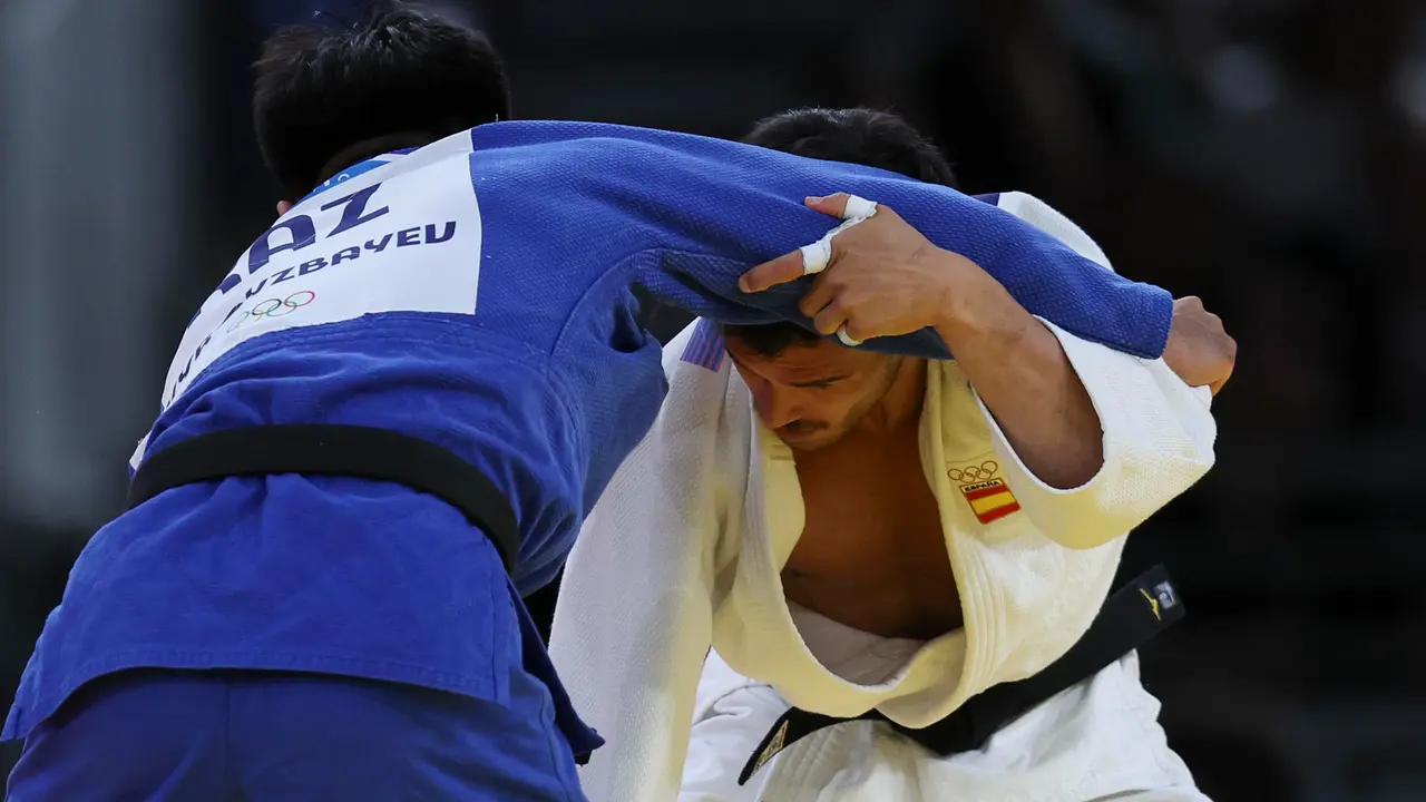 El judoca espa&ntilde;ol David Garc&iacute;a Tom&eacute; (blanco) se enfrenta al kazajo Gusman Kyrgyzbayev durante su combate eliminatorio de judo masculino en la categor&iacute;a de -66 kilos de los Juegos Ol&iacute;mpicos de Par&iacute;s 2024 este domingo en Par&iacute;s. EFE/ Miguel Guti&eacute;rrez