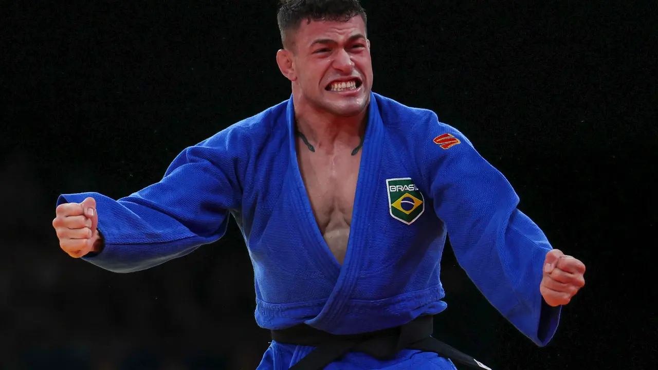 El judoca brasile&ntilde;o William Lima celebra tras imponerse a Baskhuu Yondonperenlei, de Mongolia. EFE/ Miguel Guti&eacute;rrez