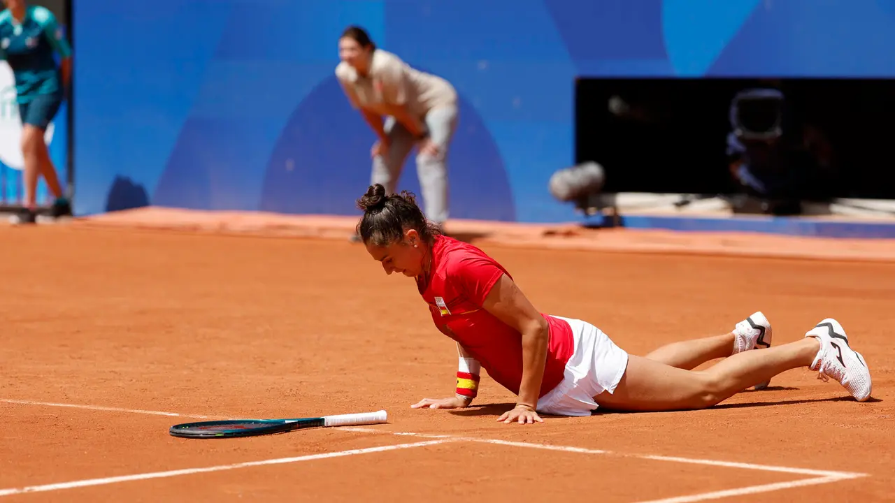 La tenista espa&ntilde;ola Sara Sorribes cae durante su partido de primera ronda individual femenina de los Juegos Ol&iacute;mpicos de Par&iacute;s 2024 contra la checa Barbora Krejcikova. EFE/ Juanjo Mart&iacute;n