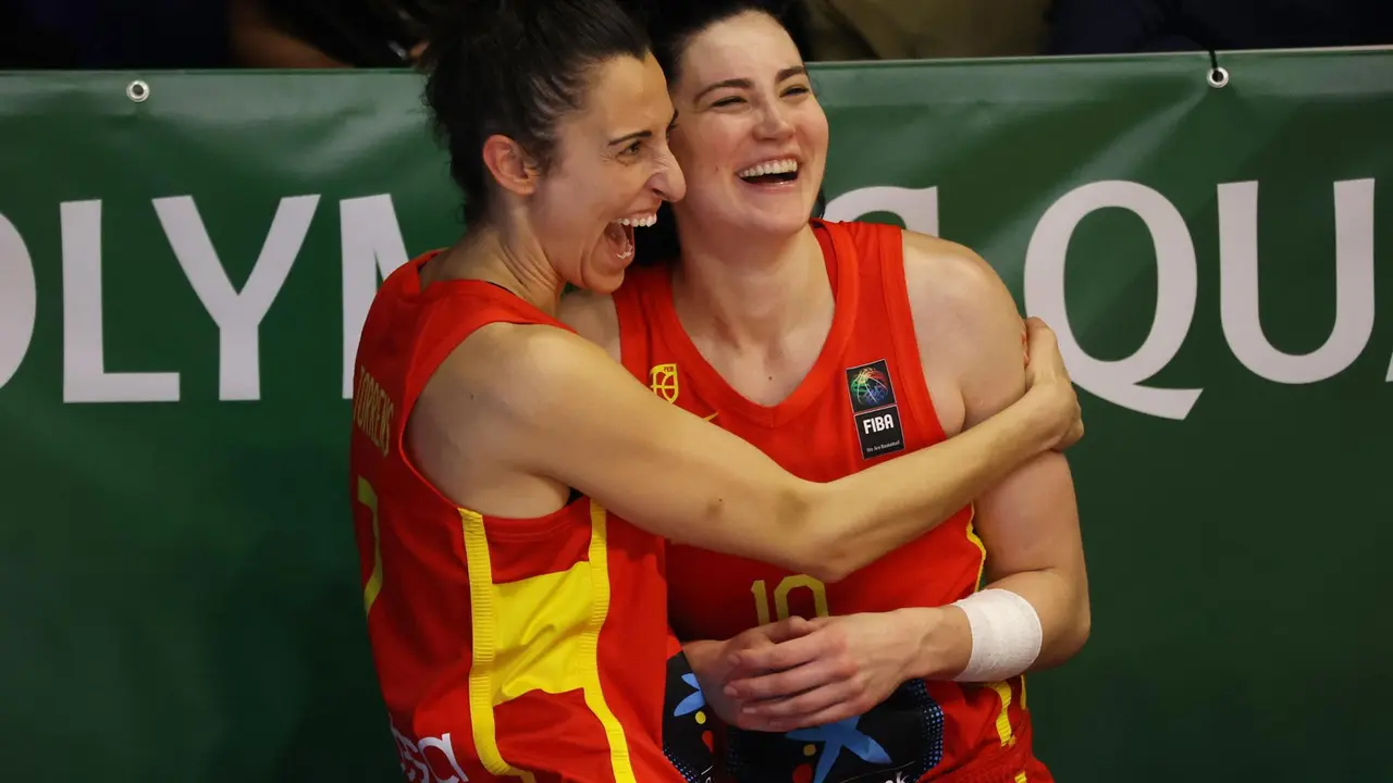 Alba Torrens (L) y Megan Gustafson. EFE/EPA/Zsombor Toth/Archivo