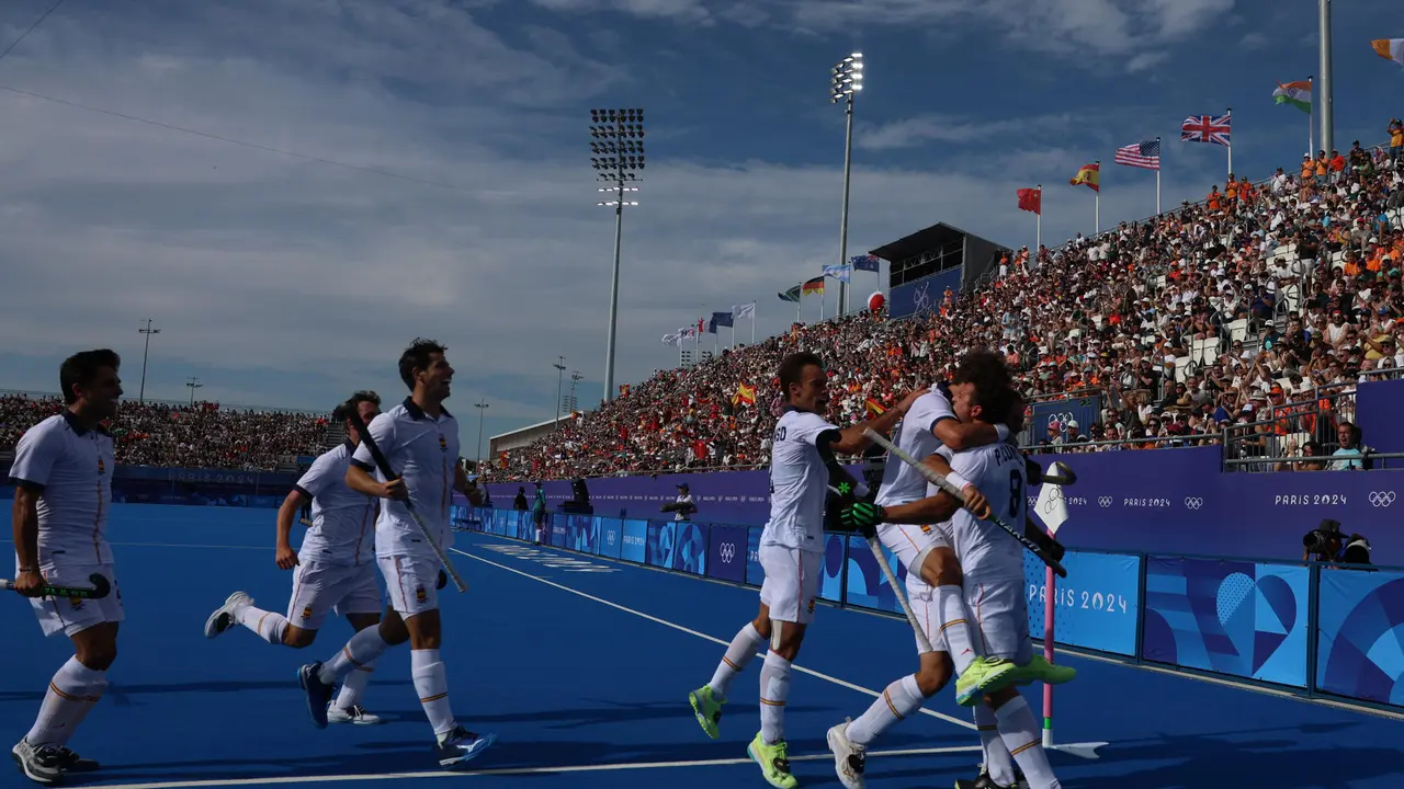 Los jugadores espa&ntilde;oles celebran la victoria ante Alemania tras el partido de Hockey sobre Hierba Masculino del Grupo A, en el marco de los Juegos Ol&iacute;mpicos de Par&iacute;s 2024 en el estadio Yves-du-Manoir de Colombes, Francia, este domingo. EFE/ Sashenka Guti&eacute;rrez