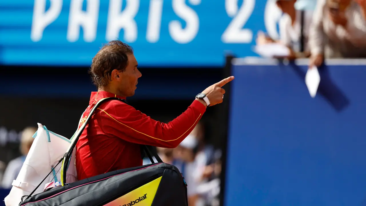 El tenista espa&ntilde;ol Rafael Nadal celebra tras vencer al h&uacute;ngaro Marton Fucsovics en la primera ronda individual masculina de los Juegos Ol&iacute;mpicos de Par&iacute;s 2024 en la pista Philippe-Chatrier del complejo de tenis Roland Garros, este domingo en Par&iacute;s, Francia. EFE/ Juanjo Mart&iacute;n