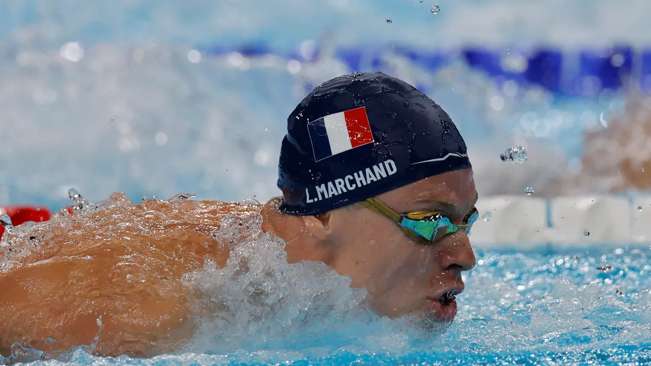 El franc&eacute;s Leon Marchand compite en la final de 400m Estilos Individual Masculino, en La Defense Arena en Nanterre, Francia, con motivo de los Juegos Ol&iacute;mpicos Par&iacute;s 2024, este domingo. EFE/ Lavandeira Jr