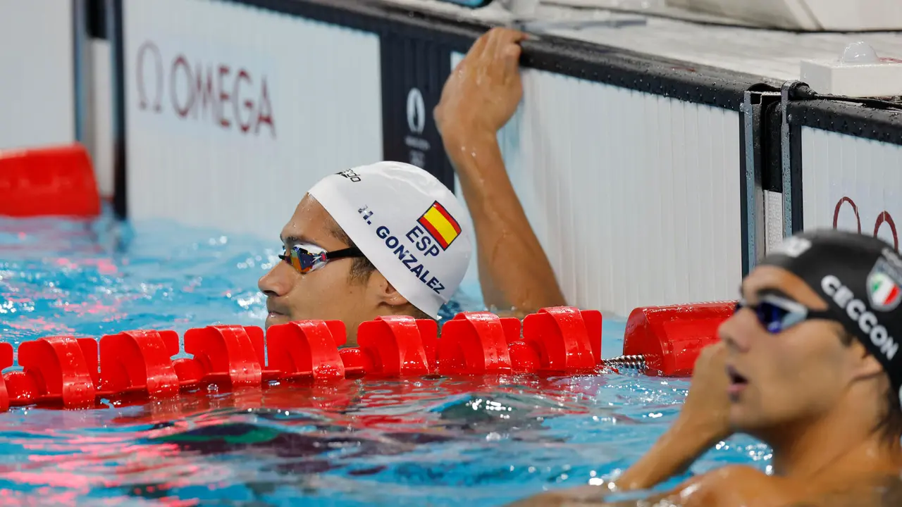 El espa&ntilde;ol Hugo Gonz&aacute;lez de Oliveira tras competir en la cuarta manga de los cuartos de final de los 100m espalda masculinos en La Defense Arena en Nanterre, Francia, con motivo de los Juegos Ol&iacute;mpicos Par&iacute;s 2024, este domingo. EFE/ Lavandeira Jr