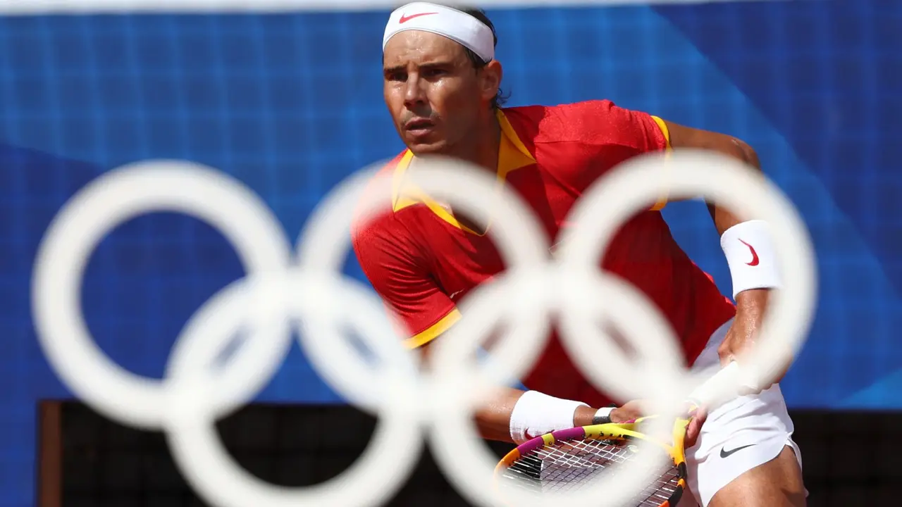 El tenista espa&ntilde;ol Rafael Nadal devuelve la bola al h&uacute;ngaro Marton Fucsovics en la primera ronda individual masculina de los Juegos Ol&iacute;mpicos de Par&iacute;s 2024 en la pista Philippe-Chatrier del complejo de tenis Roland Garros, este domingo en Par&iacute;s, Francia. EPA/DIVYAKANT SOLANKI