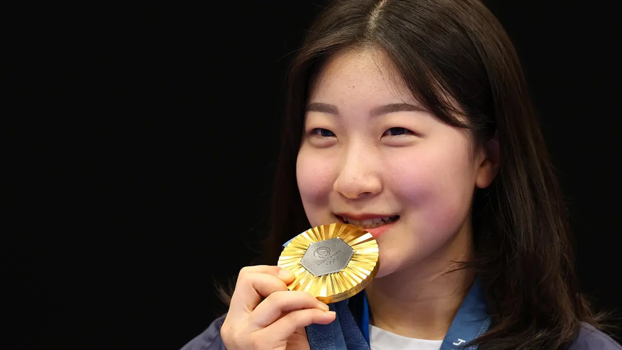 Hyojin Ban de Corea del Sur posa durante la ceremonia de entrega de medallas de 10 metros rifle femenino de las competiciones de tiro en los Juegos Ol&iacute;mpicos de Par&iacute;s 2024. EFE/EPA/VASSIL DONEV