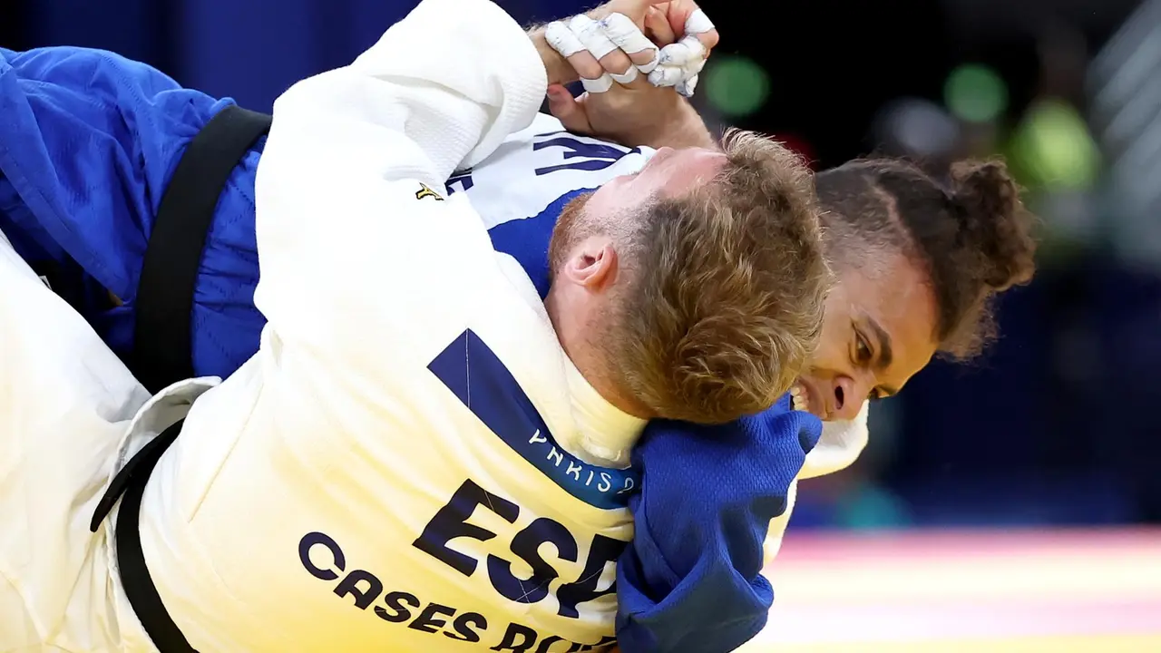 El espa&ntilde;ol Salvador Cases Roca (blanco) de en acci&oacute;n contra Faye Njie de Gambia en la ronda de eliminaci&oacute;n masculina -73kg de judo en los Juegos Ol&iacute;mpicos de Par&iacute;s 2024. EFE/EPA/DANIEL IRUNGU