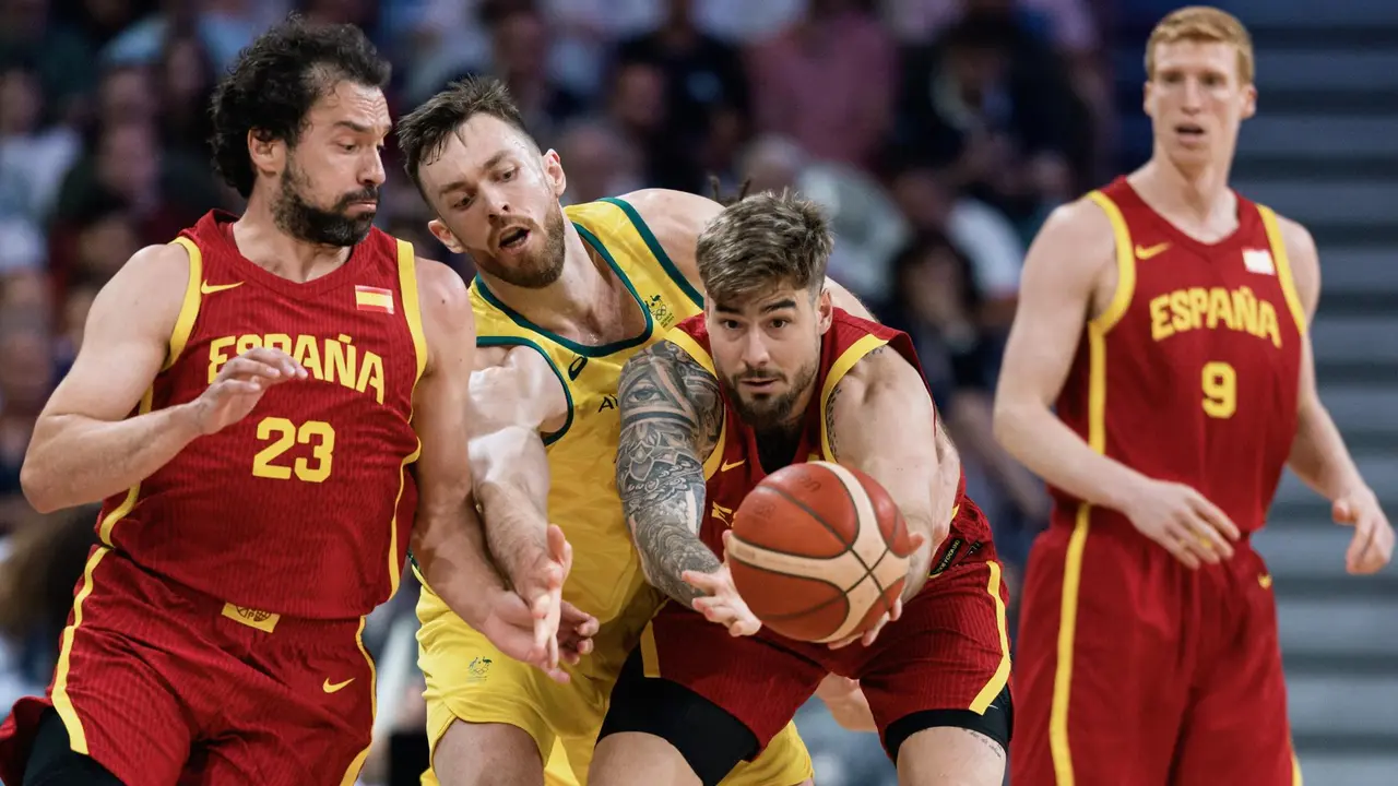 Sergio Llull, (iz), escolta y segundo capit&aacute;n de la selecci&oacute;n espa&ntilde;ola de baloncesto, durante el partido ante Australia. EFE/EPA/ALEX PLAVEVSKI