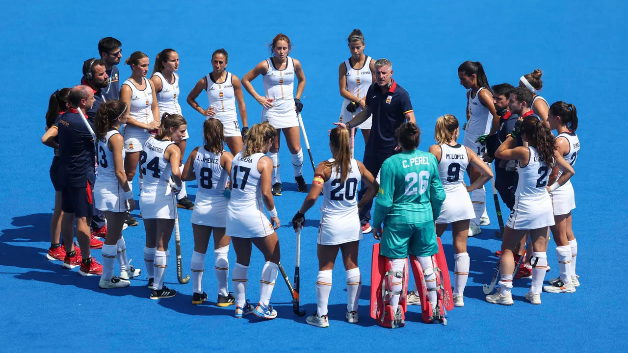 COLOMBES, 29/07/2024.- El seleccionador espa&ntilde;ol de hockey femenino, Carlos Garc&iacute;a Cuenca (c-d), se dirige a sus jugadoras durante un descanso del partido contra Estados Unidos. EFE/ Sashenka Guti&eacute;rrez