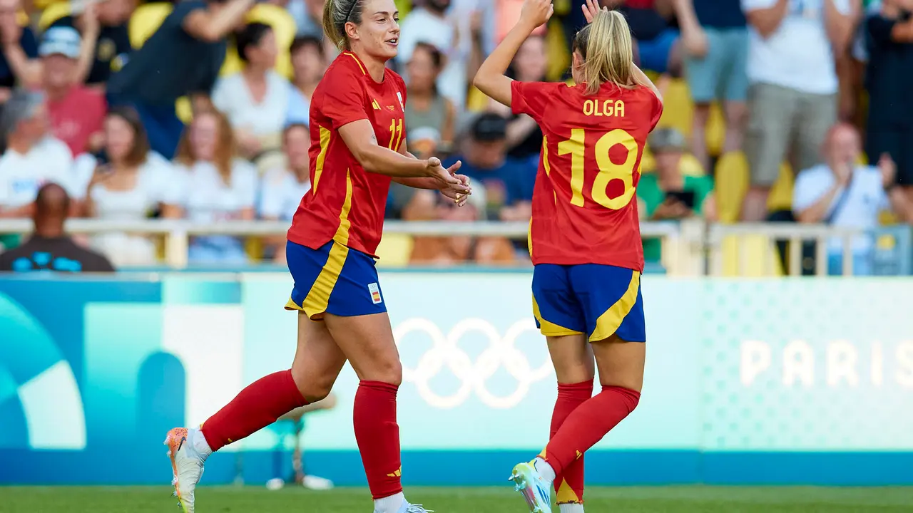 La delantera de la selecci&oacute;n espa&ntilde;ola Alexia Putellas (i) celebra con su compa&ntilde;era Olga el gol ante Nigeria en el segundo partido de la fase de grupos de los Juegos Ol&iacute;mpico de Par&iacute;s 2024. EFE/David Aliaga/RFEF
