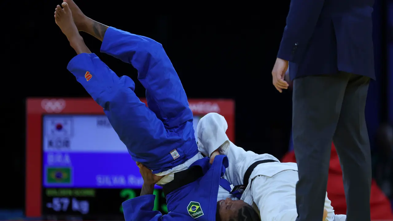 La brasile&ntilde;a Rafaela Silva (azul) EFE/ Kiko Huesca