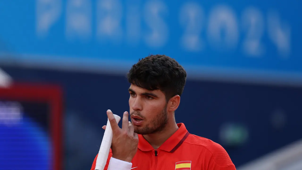 El tenista espa&ntilde;ol Carlos Alcaraz reacciona ante el holand&eacute;s Tallon Griekspoor durante el partido de tenis de segunda ronda individual masculino celebrado en el marco de los Juegos Ol&iacute;mpicos de Par&iacute;s, este lunes, en la pista Pista Philippe-Chatrier de la capital francesa. EFE/ Juanjo Mart&iacute;n