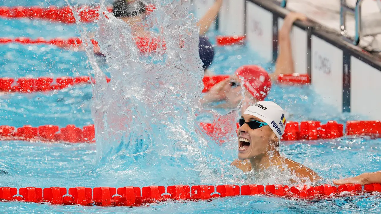 El joven nadador rumano David Popovici tras coronarse este lunes nuevo campe&oacute;n ol&iacute;mpico de los 200 libre en Par&iacute;s, Francia. EFE/EPA/ANNA SZILAGYI