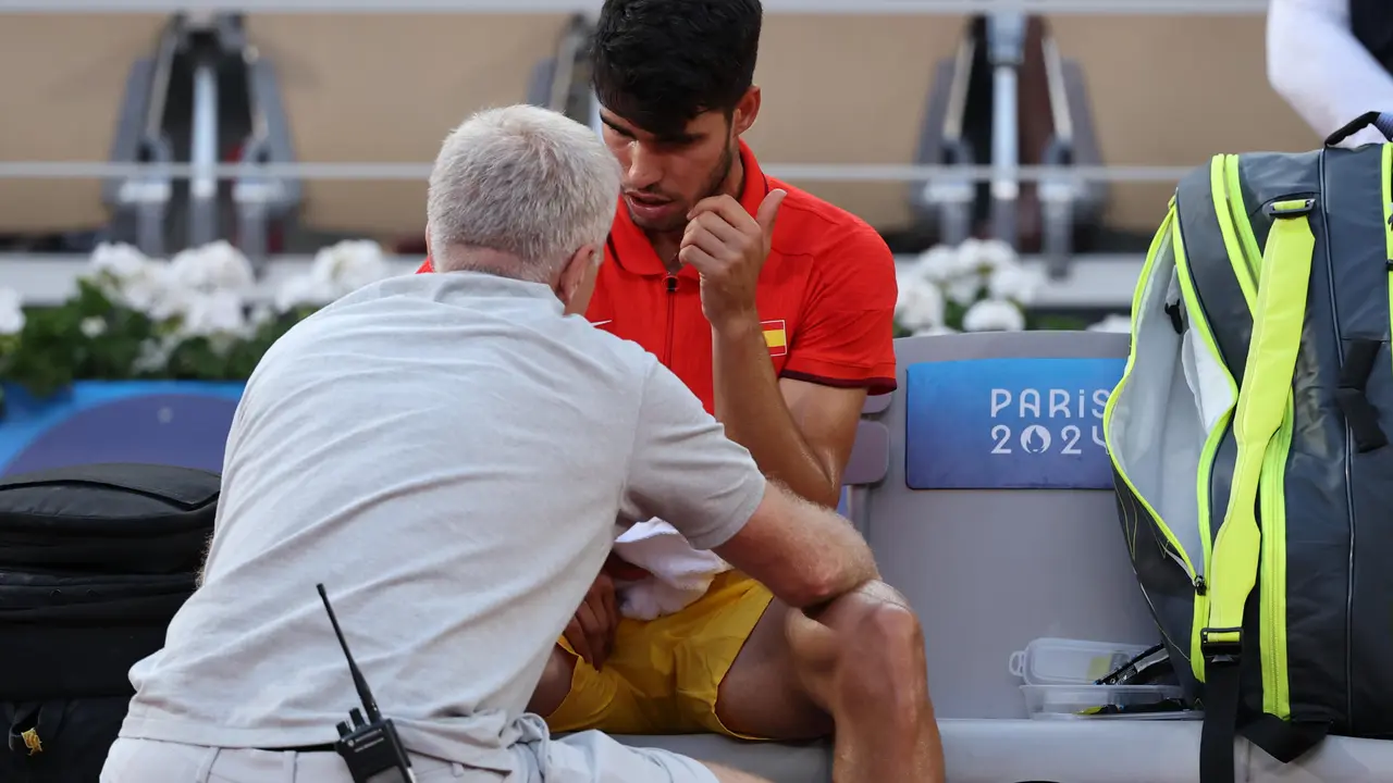 El tenista espa&ntilde;ol Carlos Alcaraz pide tiempo m&eacute;dico ante el holand&eacute;s Tallon Griekspoor durante el partido de tenis de segunda ronda individual masculino celebrado en el marco de los Juegos Ol&iacute;mpicos de Par&iacute;s, en la pista Pista Philippe-Chatrier de la capital francesa. EFE/ Juanjo Mart&iacute;n