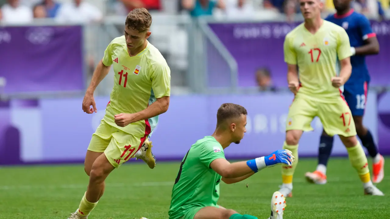 El futbolista espa&ntilde;ol Ferm&iacute;n L&oacute;pez (i) tras marcarle un gol a la Rep&uacute;blica Dominicana durante el partido del Grupo C de f&uacute;tbol masculino de los Juegos Ol&iacute;mpicos de Par&iacute;s 2024 disputado en el Estadio de Burdeos. EFE/ M. Reino
