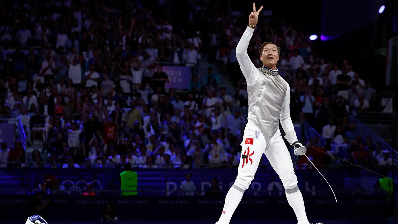 El hongkon&eacute;s Cheung Ka Long tras revalidar su corona de campe&oacute;n ol&iacute;mpico de floreteen el Grand Palais de Par&iacute;s en una final muy disputada al italiano Filippo Macchi. EFE/EPA/YOAN VALAT